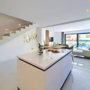 Malinska, apartman s bazenom na prodaju, otok Krk