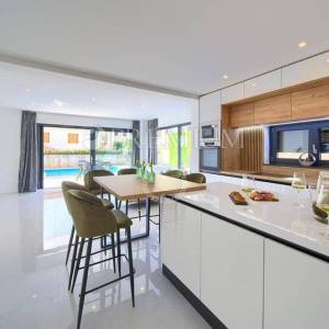 Malinska, apartman s bazenom na prodaju, otok Krk