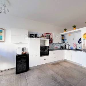 Malinska – apartman u prizemlju s okućnicom!