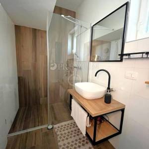 Malinska – apartman u prizemlju s okućnicom!