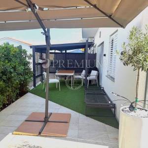 Malinska – apartman u prizemlju s okućnicom!