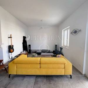 Malinska – apartman u prizemlju s okućnicom!