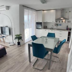 MALINSKA - Apartman u prizemlju s terasom i jacuzzijem