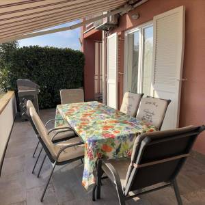 MALINSKA - Apartman u prizemlju s terasom i jacuzzijem