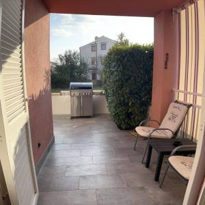 MALINSKA - Apartman u prizemlju s terasom i jacuzzijem