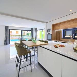 Malinska - Dvoetažni apartman s bazenom