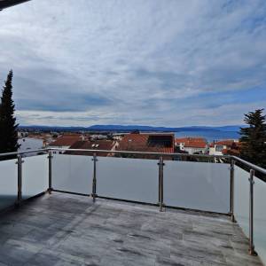 MALINSKA - Dvojna kuća s lijepom okućnicom