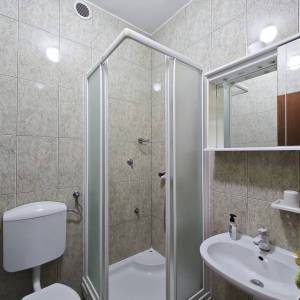 MALINSKA - Dvojna kuća s lijepom okućnicom