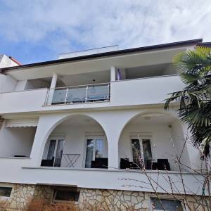 MALINSKA - Dvojna kuća s lijepom okućnicom