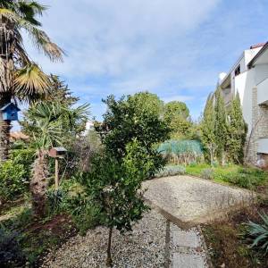 MALINSKA - Dvojna kuća s lijepom okućnicom