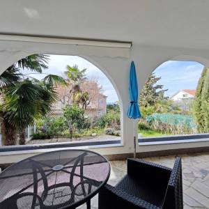 MALINSKA - Dvojna kuća s lijepom okućnicom