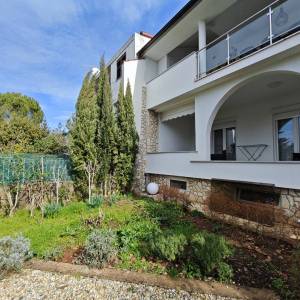 MALINSKA - Dvojna kuća s lijepom okućnicom