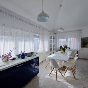 MALINSKA - Dvojna kuća s lijepom okućnicom