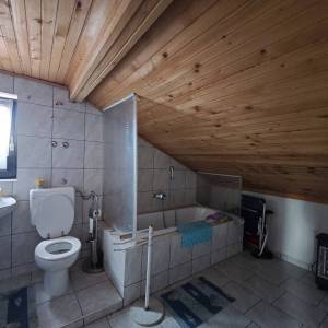 MALINSKA - Dvojna kuća s lijepom okućnicom