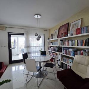 MALINSKA - Dvojna kuća s lijepom okućnicom