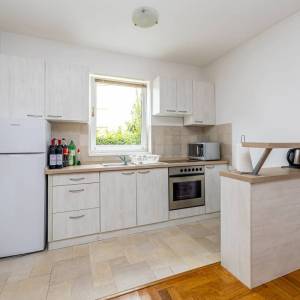 MALINSKA - Dvosobni apartman s okućnicom