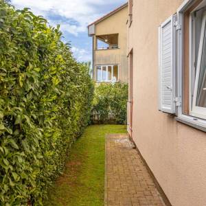 MALINSKA - Dvosobni apartman s okućnicom