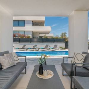 MALINSKA - Luksuzni apartman s bazenom u blizini mora