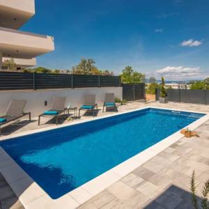 MALINSKA - Luksuzni apartman s bazenom u blizini mora