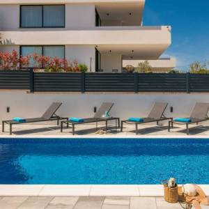 MALINSKA - Luksuzni apartman s bazenom u blizini mora