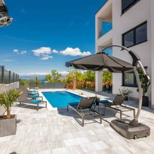 MALINSKA - Luksuzni apartman s bazenom u blizini mora