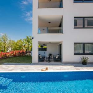 MALINSKA - Luksuzni apartman s bazenom u blizini mora