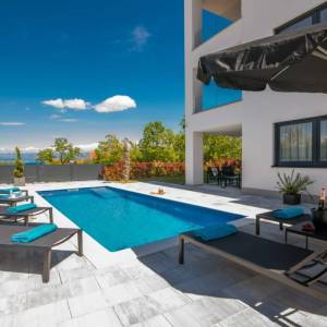 MALINSKA - Luksuzni apartman s bazenom u blizini mora