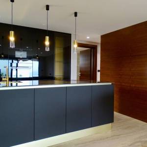 MALINSKA – Luksuzni stan u prizemlju s bazenom i prostranom okućnicom, na vrhunskoj lokaciji otoka Krka