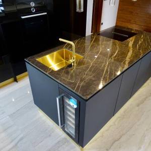 MALINSKA – Luksuzni stan u prizemlju s bazenom i prostranom okućnicom, na vrhunskoj lokaciji otoka Krka