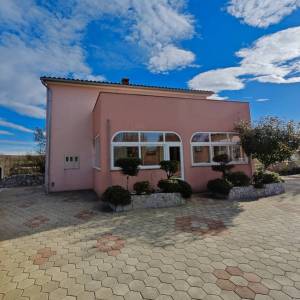 MALINSKA okolica - Samostojeća kuća s dva stana i garažom