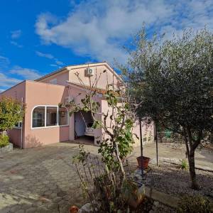 MALINSKA okolica - Samostojeća kuća s dva stana i garažom