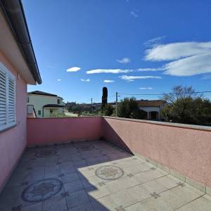 MALINSKA okolica - Samostojeća kuća s dva stana i garažom