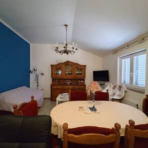 MALINSKA okolica - Samostojeća kuća s dva stana i garažom