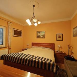 MALINSKA okolica - Samostojeća kuća s dva stana i garažom