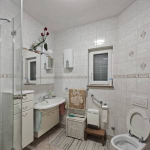 MALINSKA okolica - Samostojeća kuća s dva stana i garažom