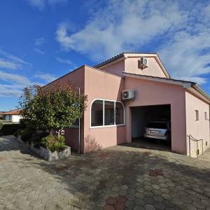 MALINSKA okolica - Samostojeća kuća s dva stana i garažom