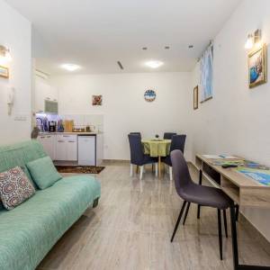 MALINSKA, OTOK KRK - Jednosobni apartman s okućnicom