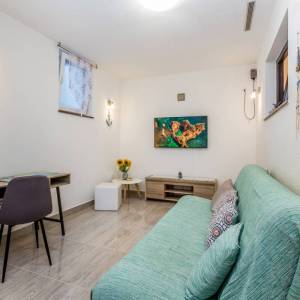 MALINSKA, OTOK KRK - Jednosobni apartman s okućnicom