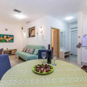 MALINSKA, OTOK KRK - Jednosobni apartman s okućnicom