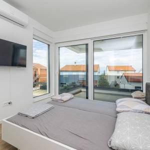 MALINSKA, OTOK KRK – Moderna dvojna kuća s bazenom