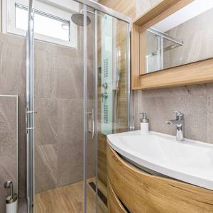 MALINSKA, OTOK KRK – Moderna dvojna kuća s bazenom