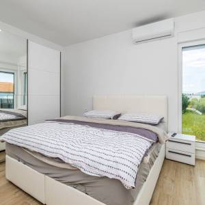 MALINSKA, OTOK KRK – Moderna dvojna kuća s bazenom