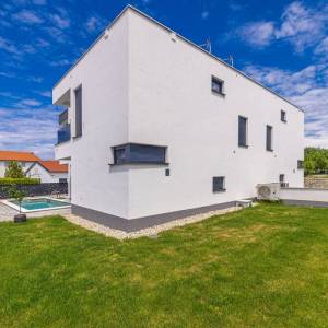 MALINSKA, OTOK KRK – Moderna dvojna kuća s bazenom