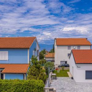 MALINSKA, OTOK KRK – Moderna dvojna kuća s bazenom