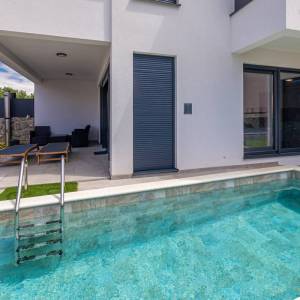 MALINSKA, OTOK KRK – Moderna dvojna kuća s bazenom