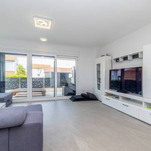 MALINSKA, OTOK KRK – Moderna dvojna kuća s bazenom