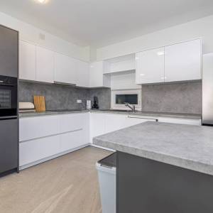 MALINSKA, OTOK KRK – Moderna dvojna kuća s bazenom