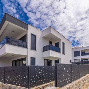 MALINSKA, OTOK KRK – Moderna dvojna kuća s bazenom