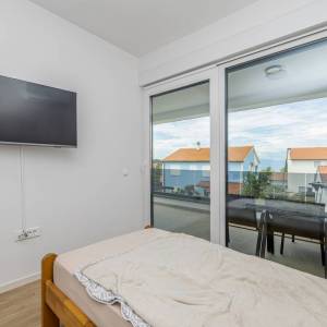 MALINSKA, OTOK KRK – Moderna dvojna kuća s bazenom