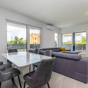 MALINSKA, OTOK KRK – Moderna dvojna kuća s bazenom